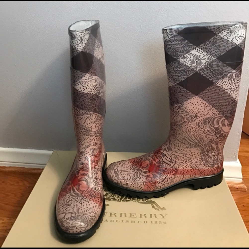 SOLD: BURBERRY: Beige, Floral "Nova Check" Rain Boots Sz: EU 40 9.5/10